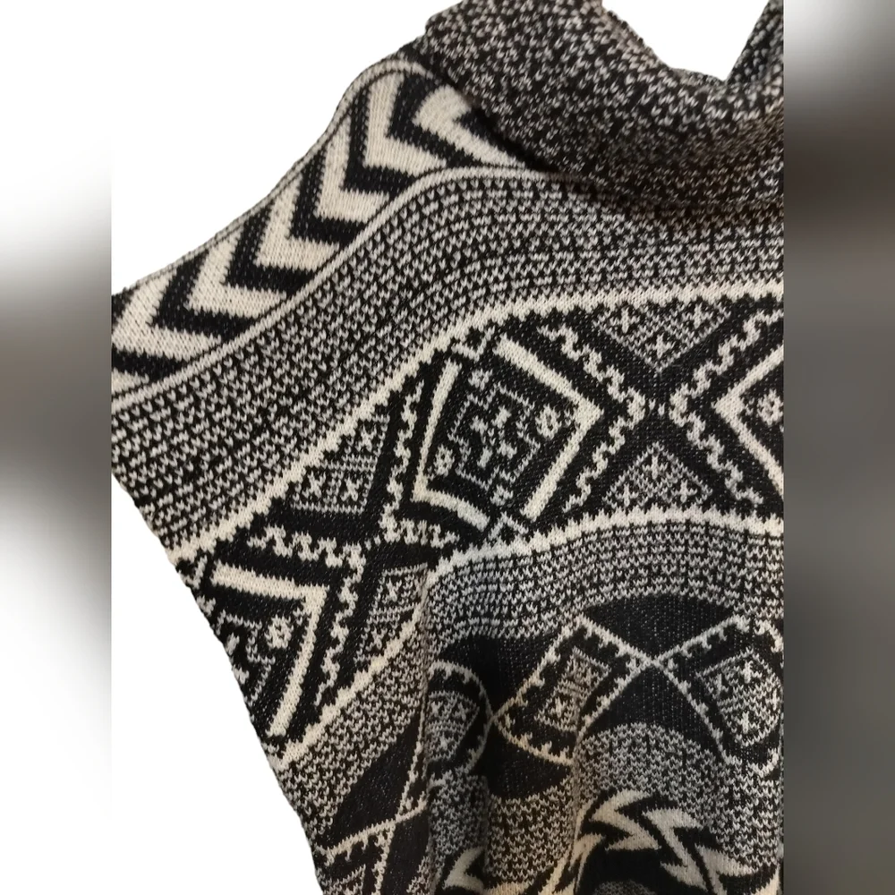 1768) Love Crazy Women's Aztec Style Oversized Poncho Sweater - Picture 3 of 6